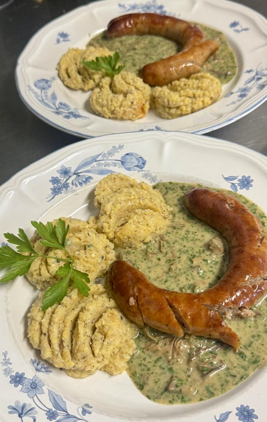 Luganighetta con polenta e salsa verde