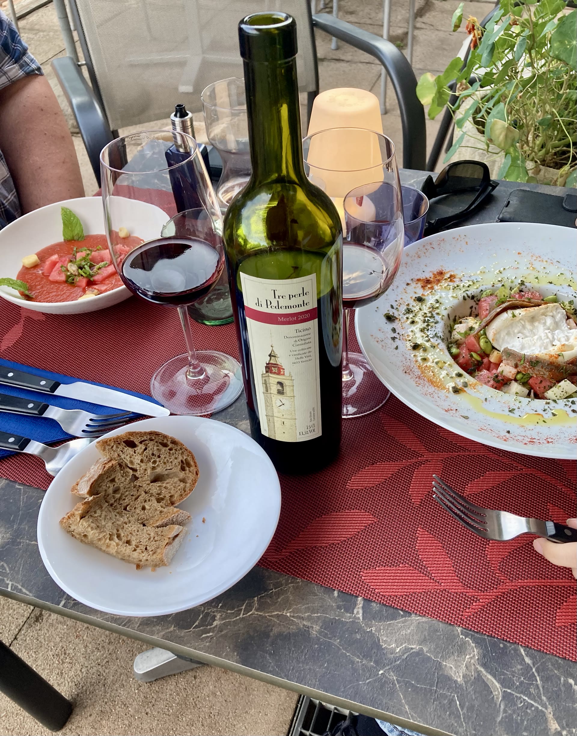 Vino e piatti sulla terrazza