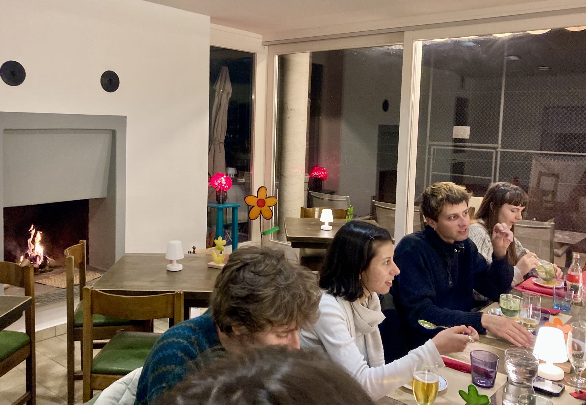 Sala interna con camino acceso